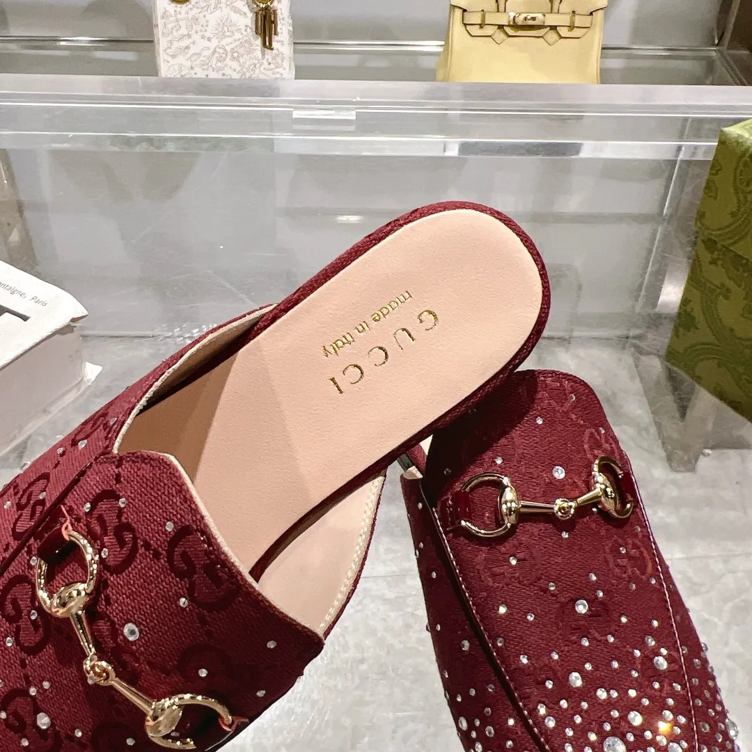 👟👟Ex-factory price 440👟👟 Burgundy G diamond (35-41) (41/42 customized) As an outstanding representative of Gucci’s design heritage, the Jordaan series horsebit loafers vividly highlight the classic elegance. This shoe is made of the brand’s iconic monogram canvas, making it a timeless classic. The material of this shoe is soft, and the silhouette is exquisite and smooth, highlighting daily elegance. Angora red GG canvas Women Light gold tone hardware Horsebit faceted crystal detail Leather sole